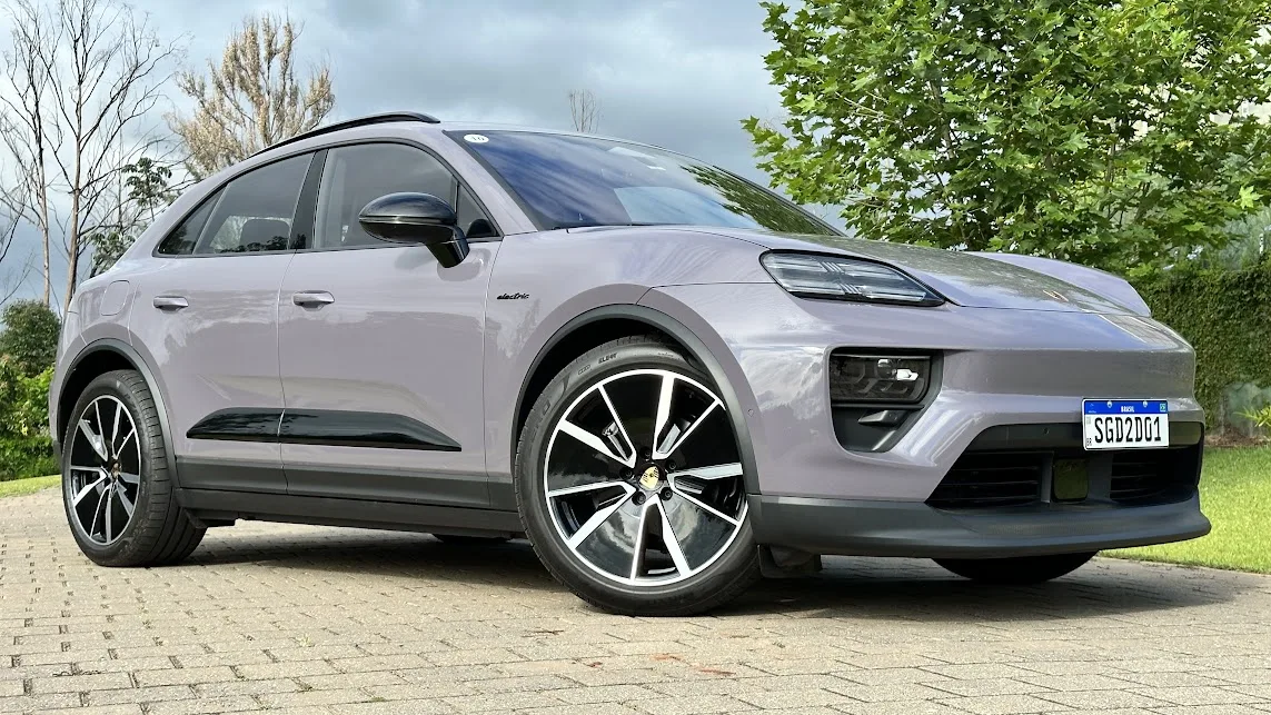 Porsche Macan 4 roxo parado no asfalto com árvore ao fundo - Porsche Macan à combustão sairá de linha