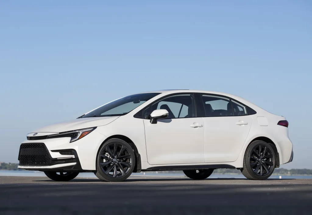 Toyota Corolla XSE branco estático de lado