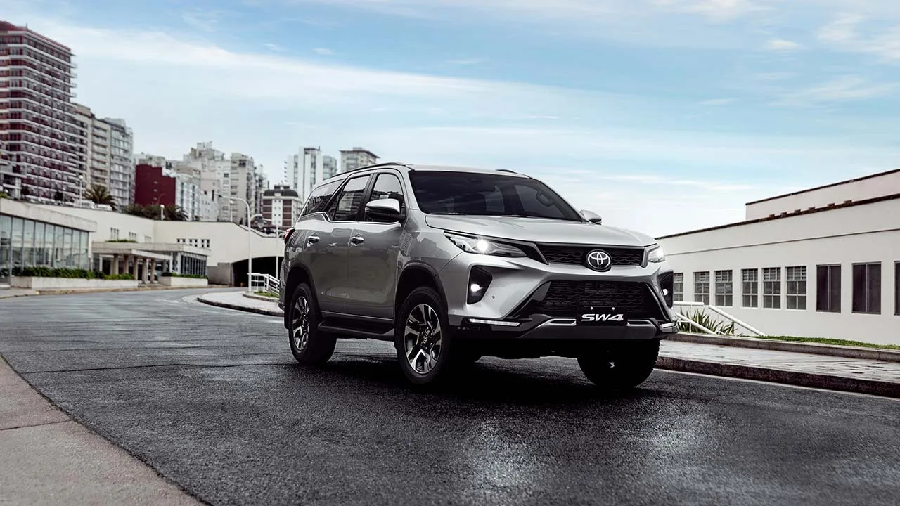 Toyota SW4 2025 prata no asfalto andando na cidade