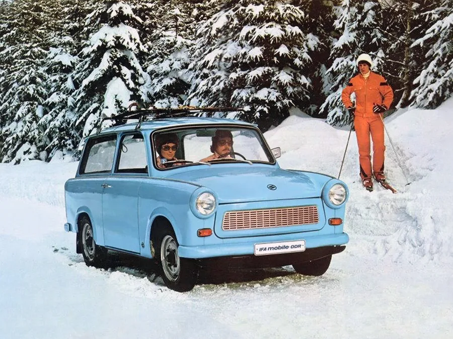 TRabant 601 de frente na neve foi um carro construído com materiais inovadores