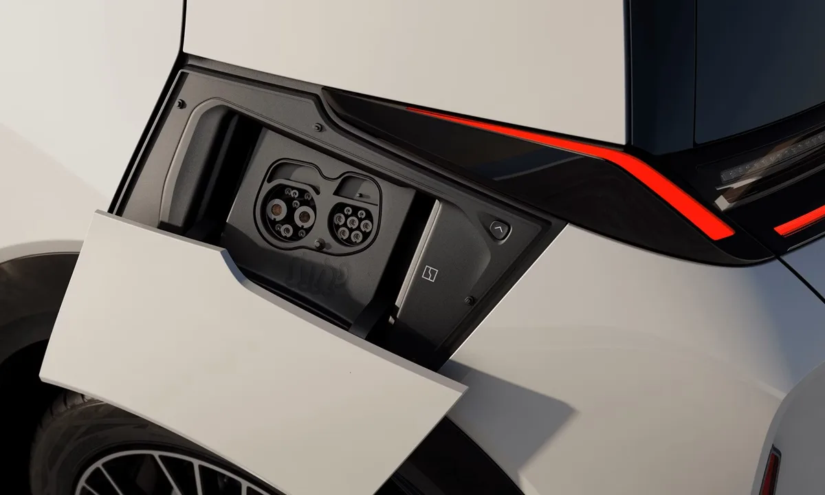 SUV elétrico. Imagem mostra entrada do carregador. Supercarregadores da Zeekr e BYD