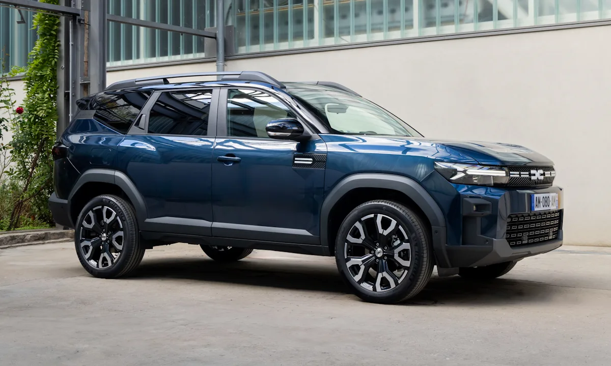 Dacia Bigster é o Renault Duster esticado. Na foto, em carroceria azul, parado de frente