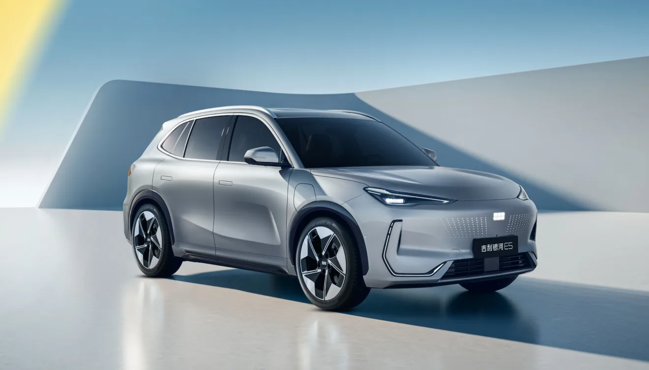 Geely EX5 branco parado de dianteira