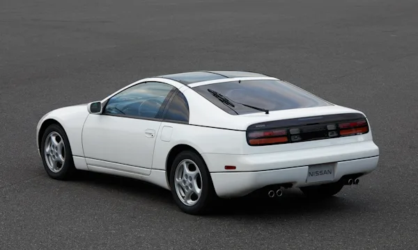 Nissan 300ZX branco de traseira