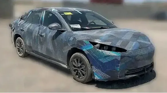 BYD Dolphin Sedan camuflado visto de frente