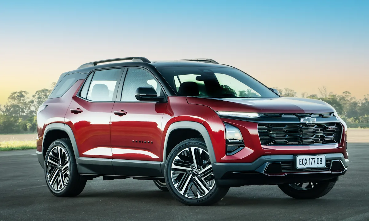 Chevrolet Equinox RS vermelho parado de frente