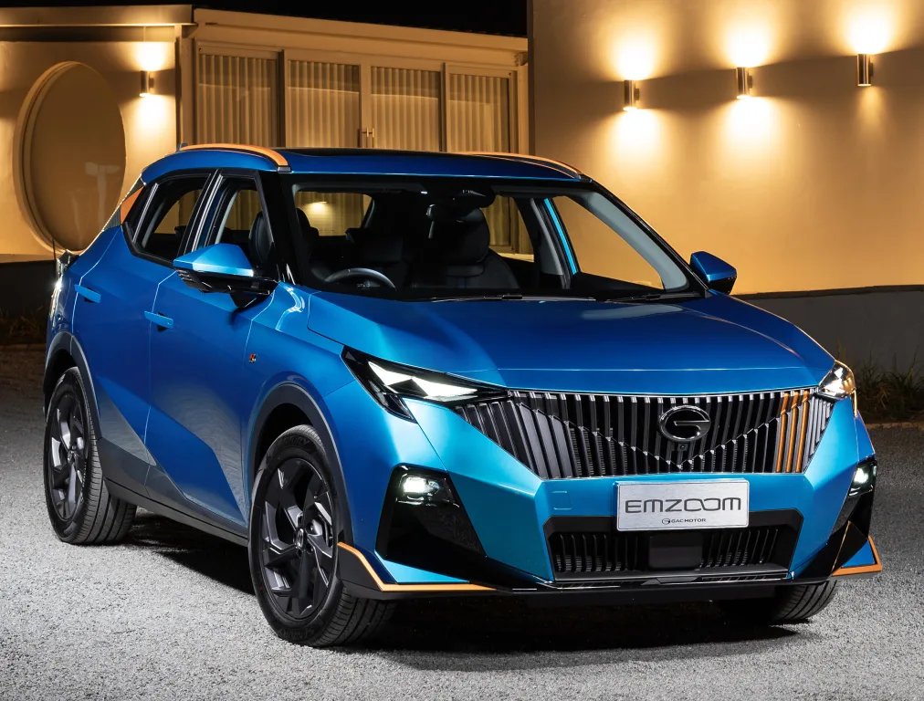GAC GS3 Emzoom azul parado de frente com parede ao fundo