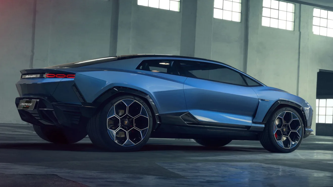SUV elétrico Lamborghini Lanzador azul parado de traseira
