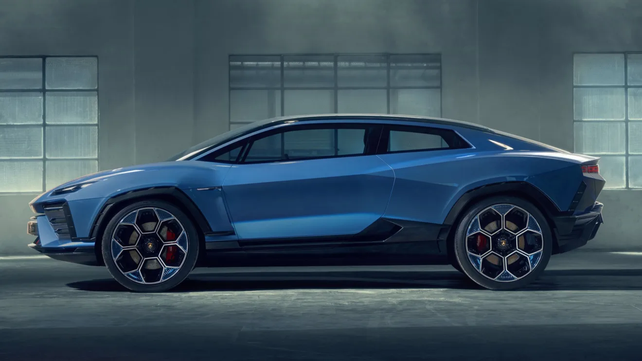 SUV elétrico Lamborghini Lanzador azul parado de lateral