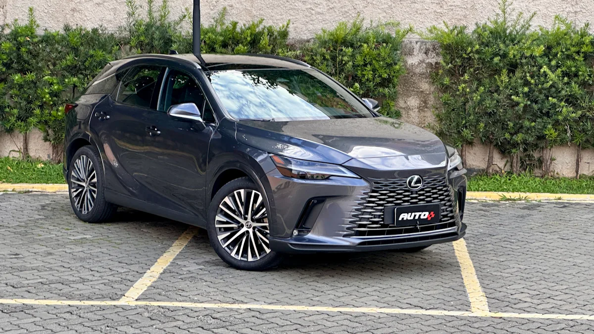 Lexus RX450h cinza de traseira em um estacionamento com um muro de plantas atrás - Garantia de 10 anos Lexus carro de uber