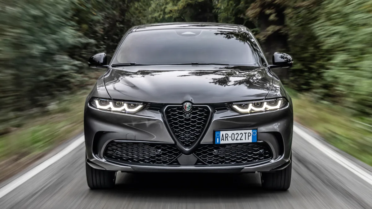 Alfa Romeo Tonale cinza de frente - curiosidades carros