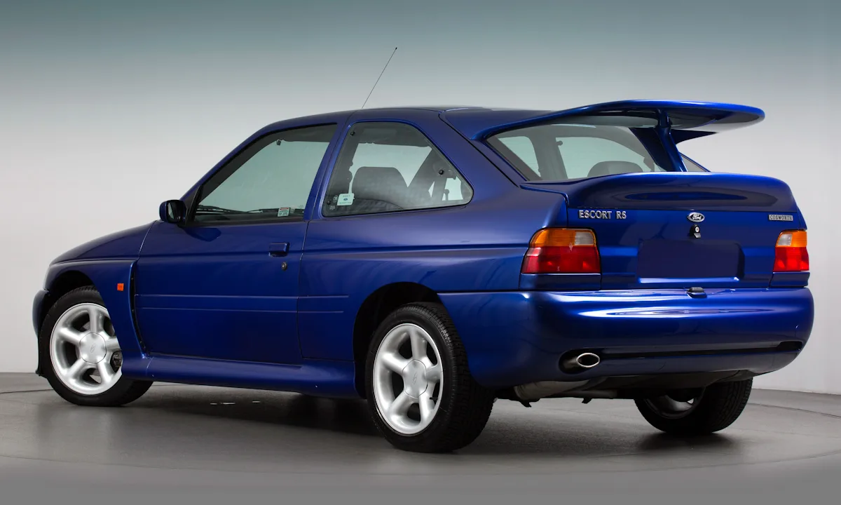 Ford Escort RS Cosworth azul parado de traseira mostra o grande aerofólio montado na traseira