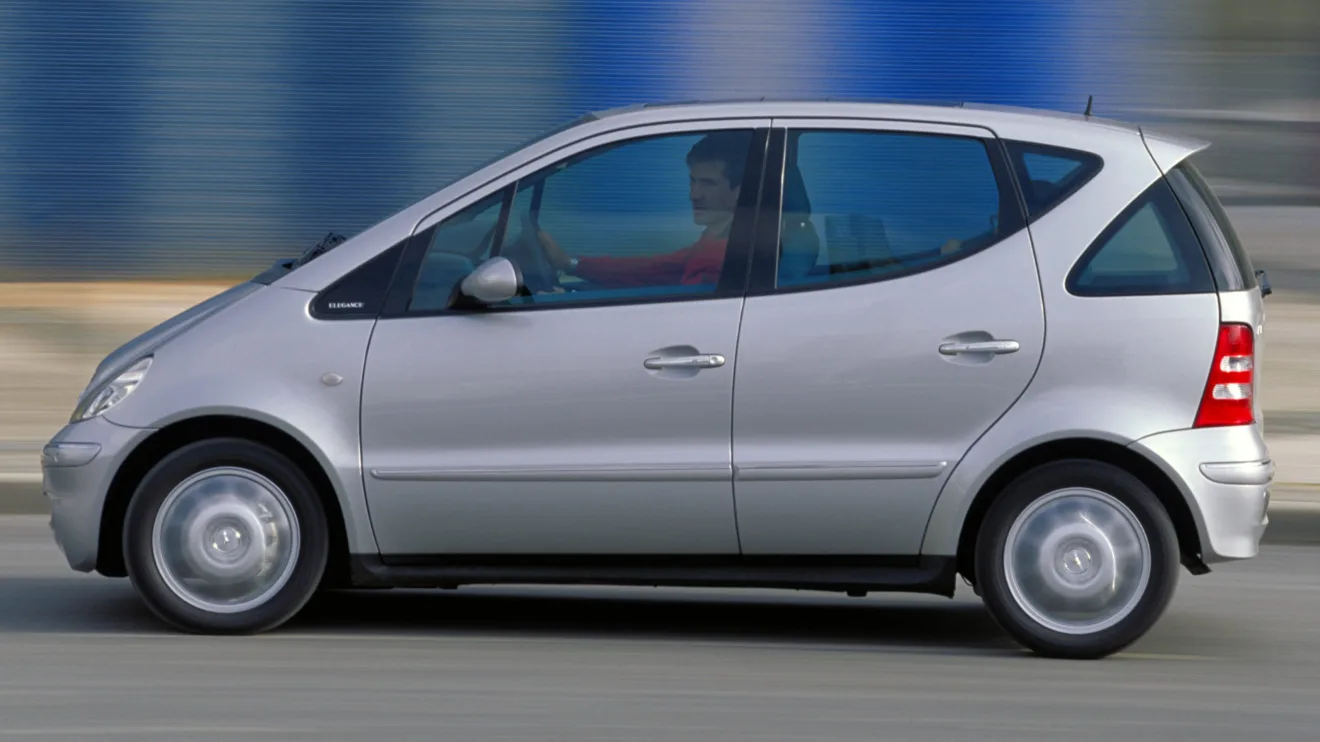 Mercedes-Benz Classe A prata em movimento de lateral