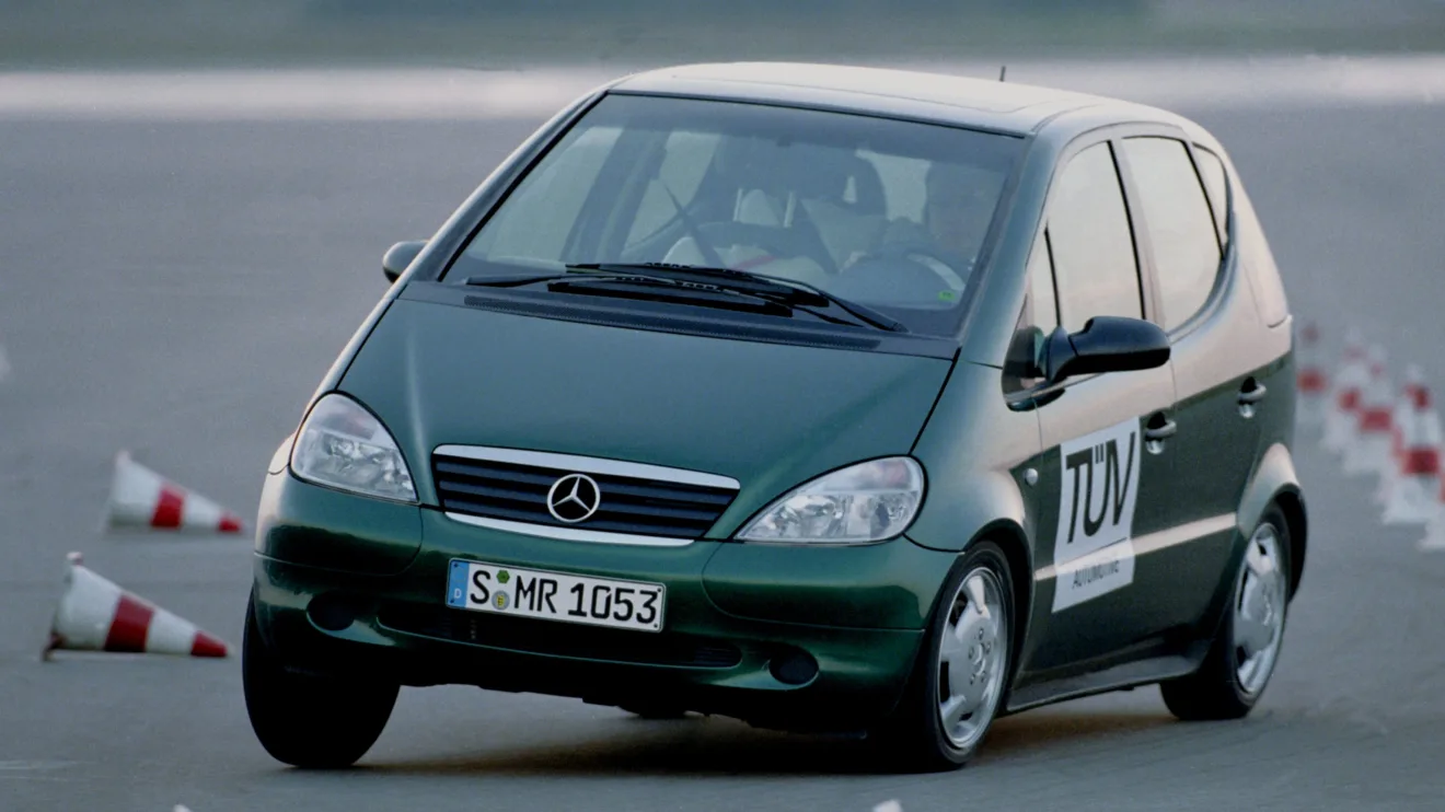 Mercedes-Benz Classe A verde no teste do alce