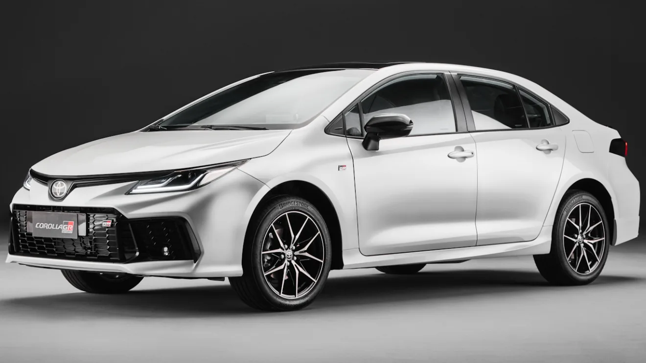 Novo Toyota Corolla GR-Sport 2025 branco, visto de frente e com fundo escuro - Marcas de carros que mais venderam no mundo em 2024 - Carros que menos desvalorizam