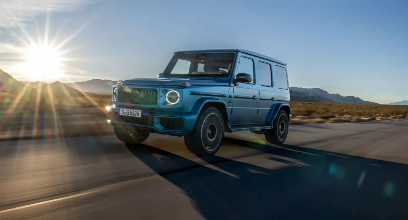 Novo Mercedes-AMG G 63 azul de frente andando na estrada