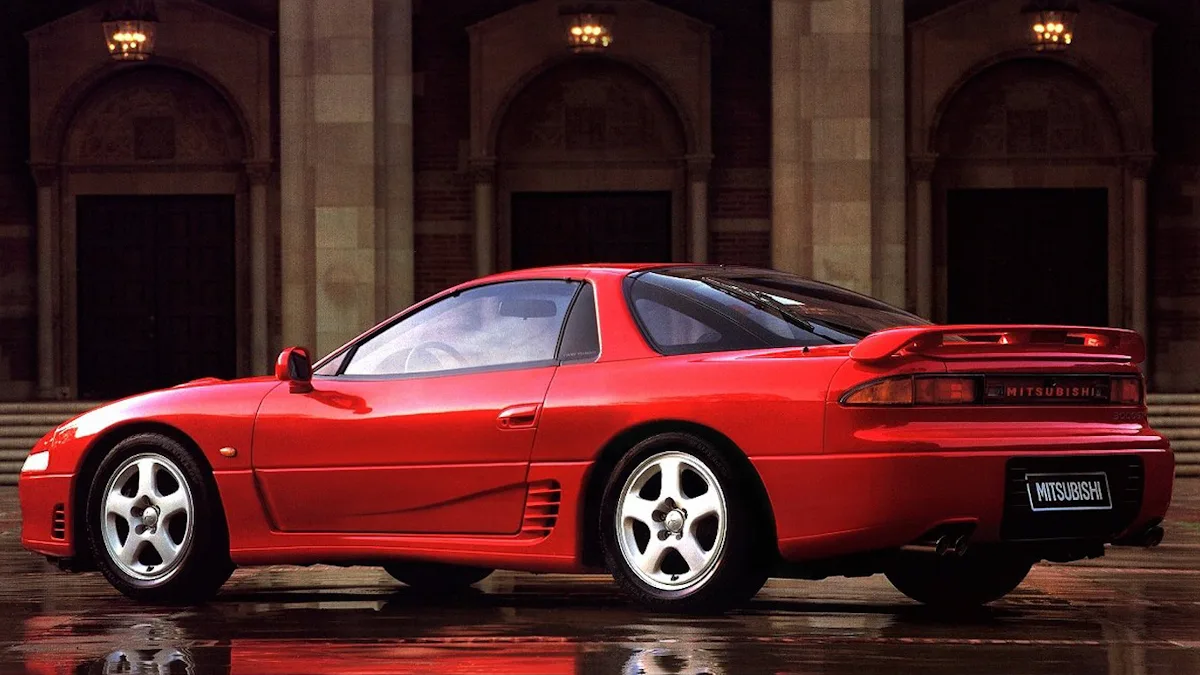Mitsubishi 3000GT vermelho parado de traseira 