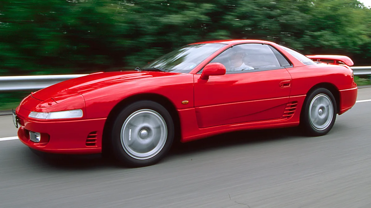 Mitsubishi 3000 GT vermelho de lado andando na estrada. A Mitsubishi foi uma marca que teve atuação no setor aeroespacial na Segunda Guerra Mundial