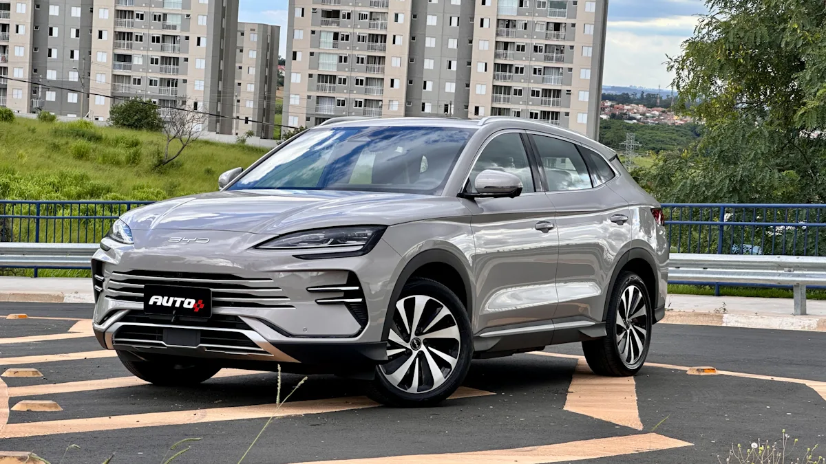 BYD Song Premium bege de frente com prédios ao fundo