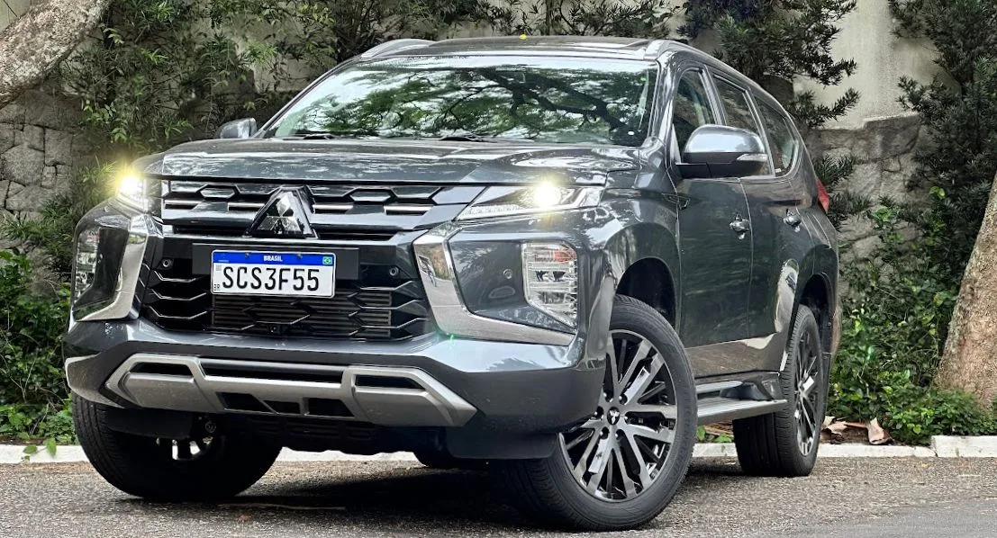 Mitsubishi Pajero Sport Legend cinza parado de frente com as rodas dianteiras viradas