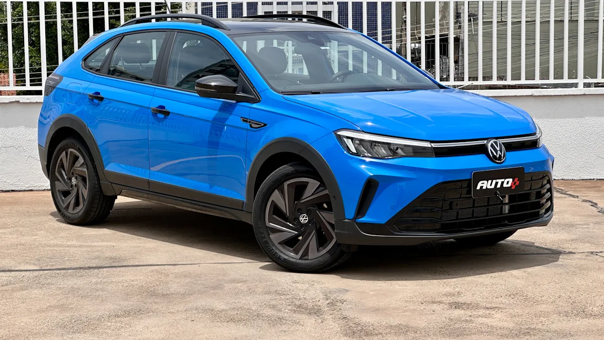 BYD Song Premium bege de frente com prédios ao fundo