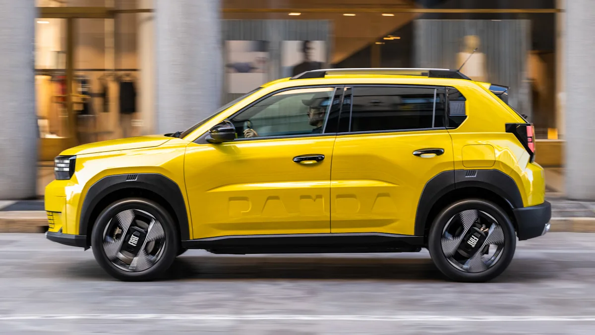 Fiat grande panda amarelo de lateral com o nome Panda estampado nas portas