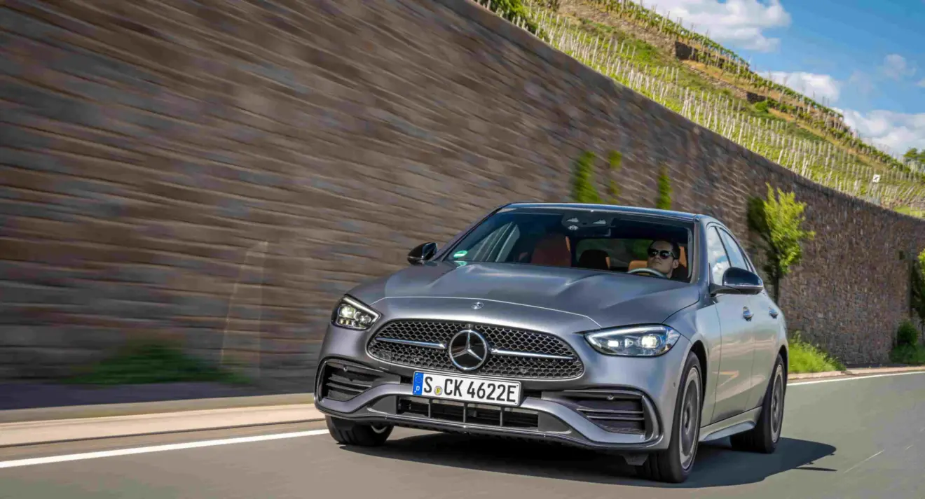 Mercedes-Benz Classe C 2025 cinza de frente andando na estrada