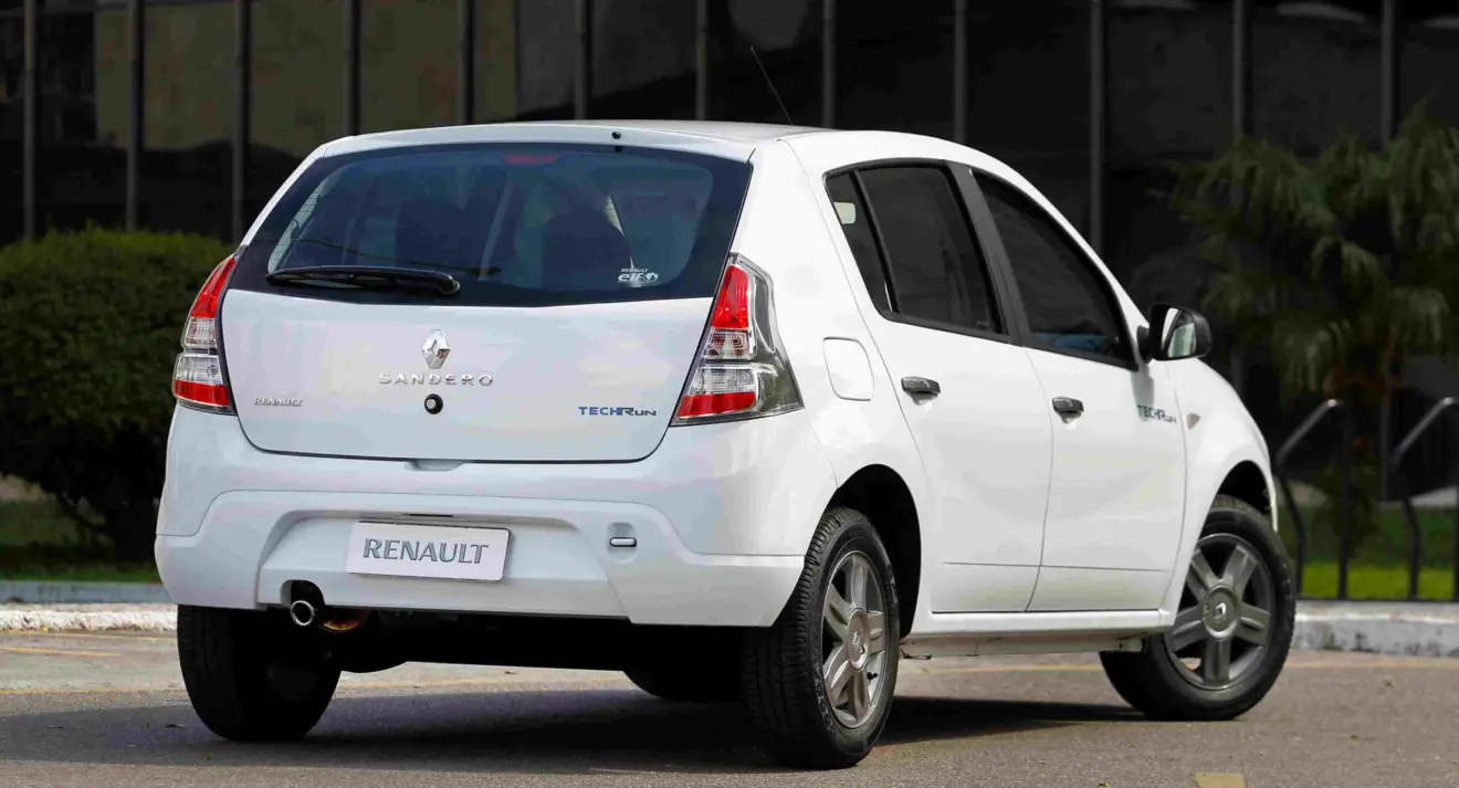 Renault Sandero Tech Run branco parado de traseira