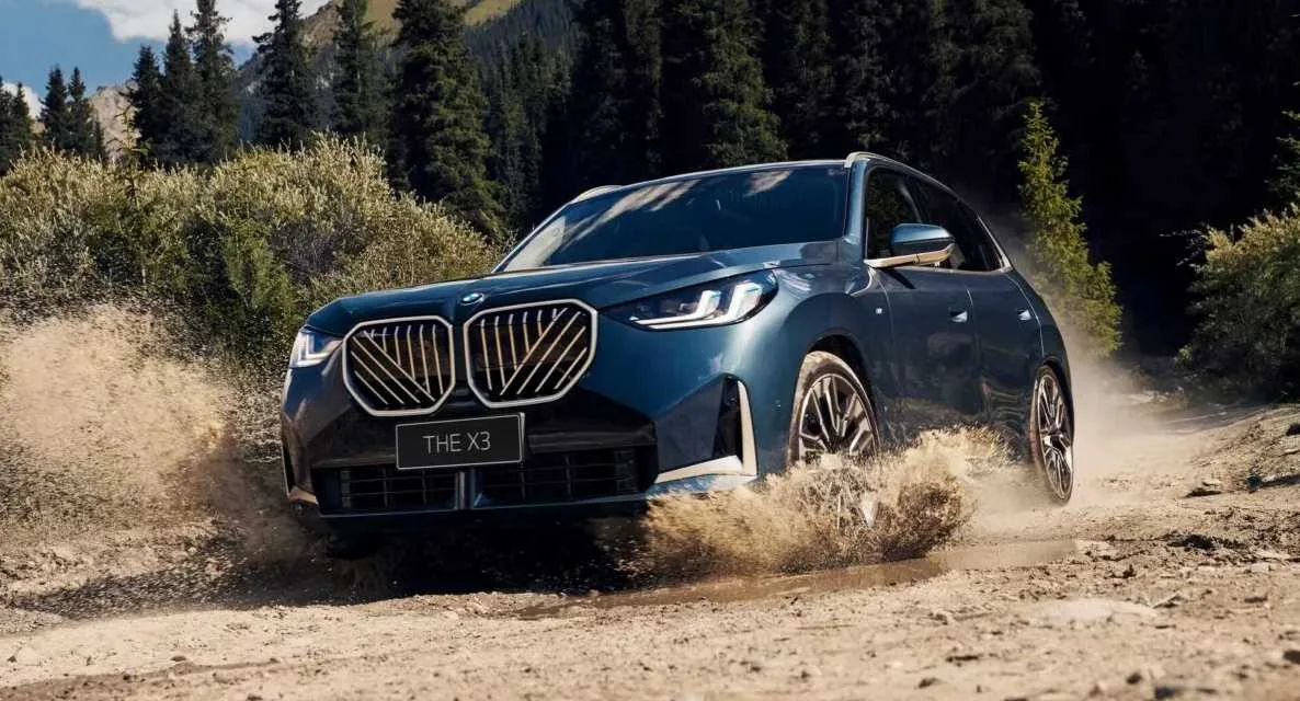 BMW X3L azul de dianteira andando na terra