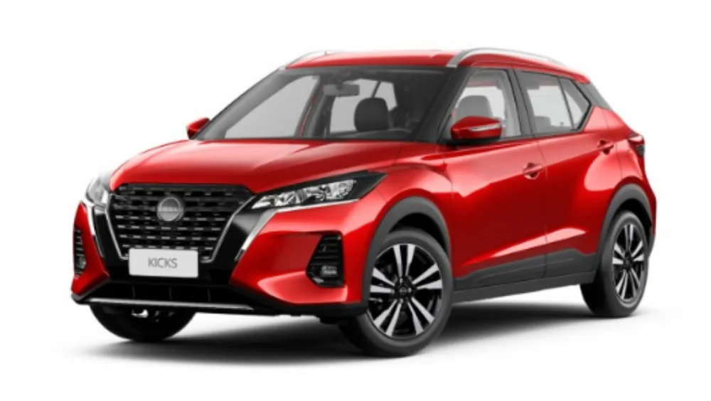 Nissan Kicks Play Sense CVT vermelho, visto de frente e com fundo branco