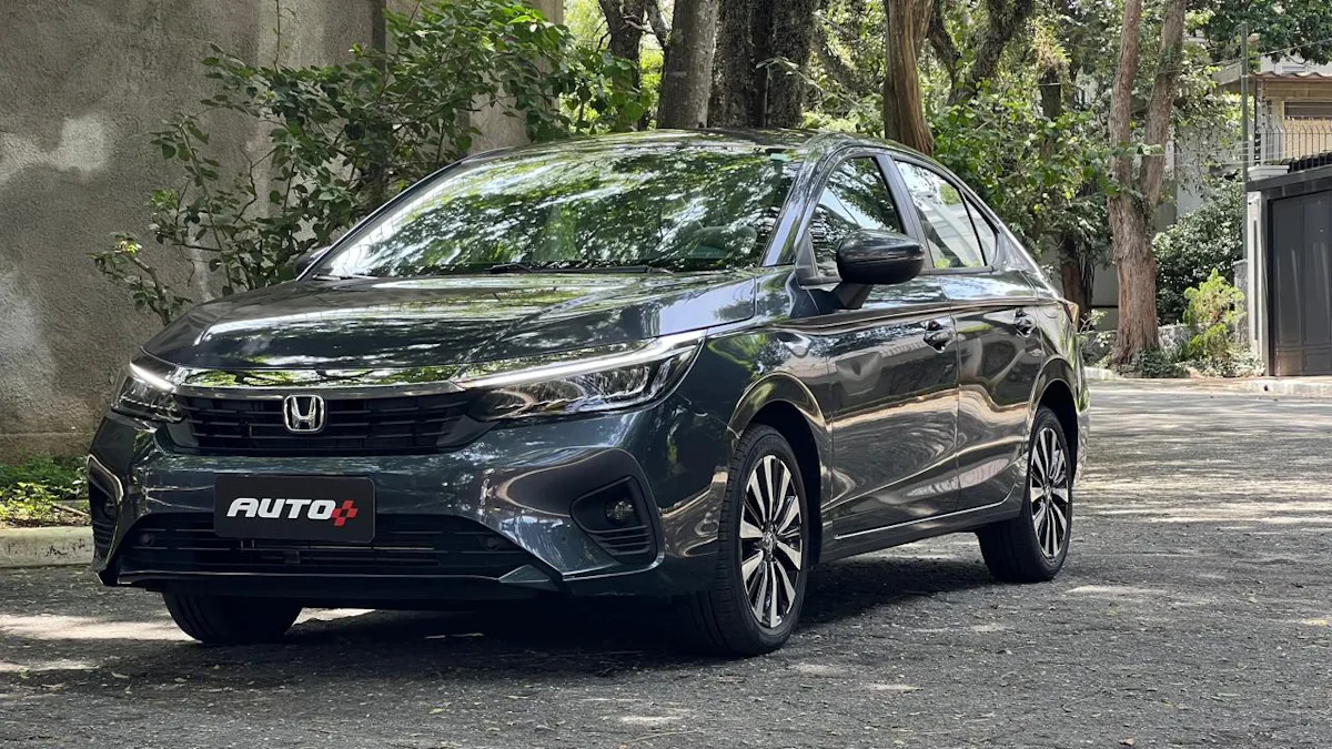 Honda City sedan de frente cinza em uma sombra de árvore