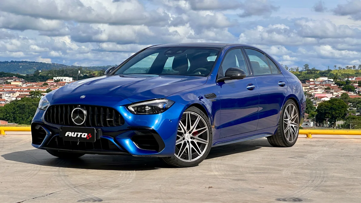 Mercedes-AMG C63 S azul de frente com uma cidade ao fundo