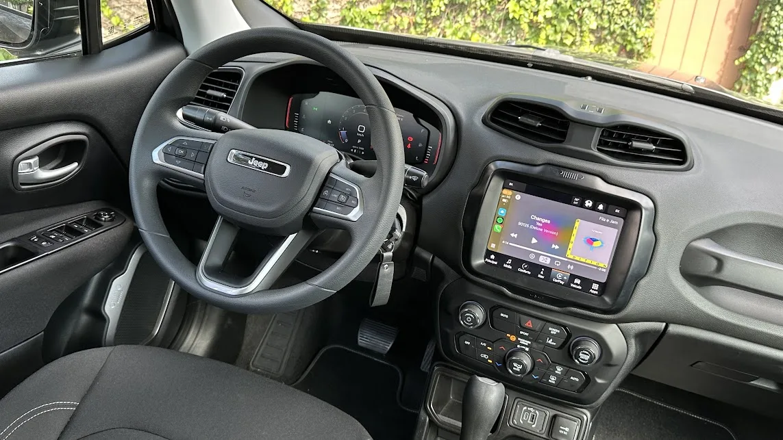 Interior do Jeep Renegade Sport Altitude