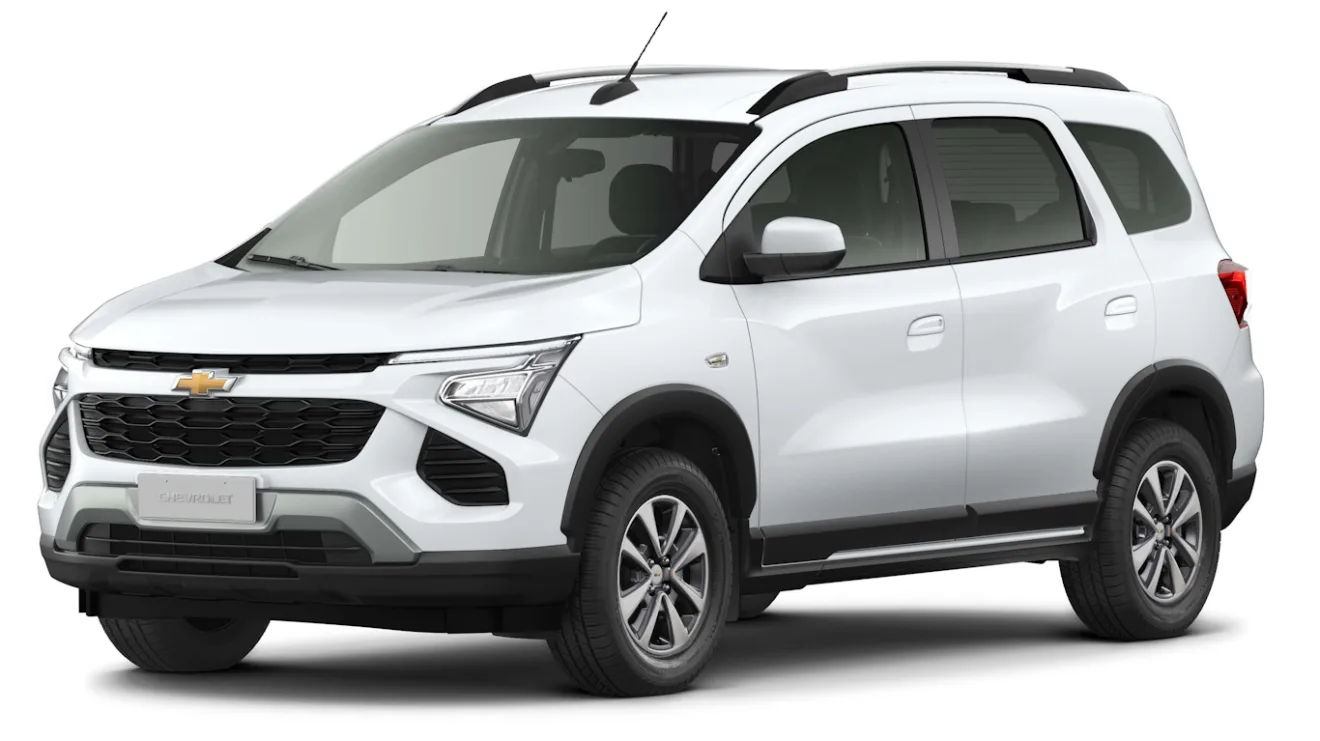 Chevrolet Spin LT branca, vista de frente e com fundo branco teve um leve aumento