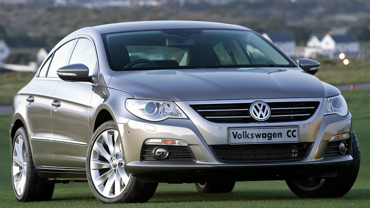 Volkswagen Passat CC cinza de frente