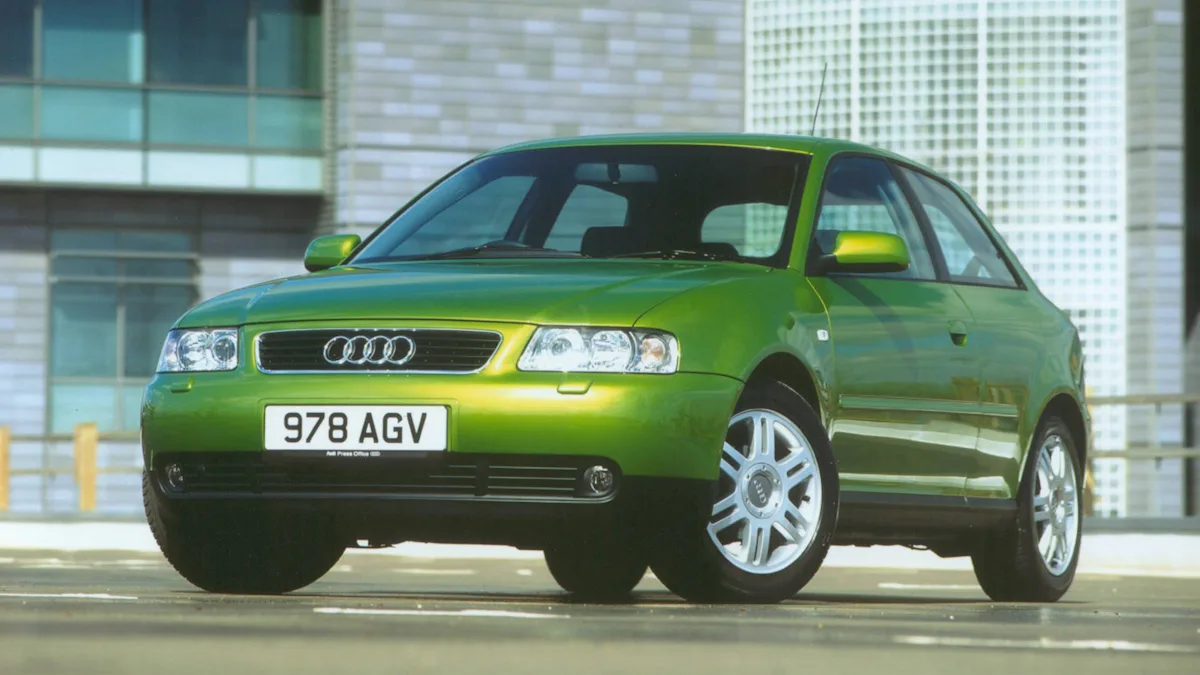 Audi A3 primeira geração de frente é um carro considerado resto de rico 
