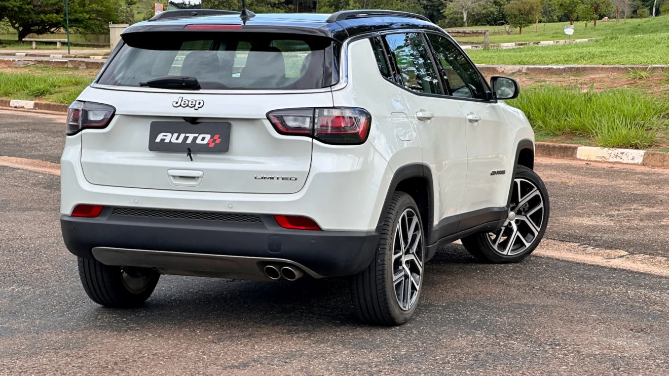 Jeep Compass Limited flex branco com teto preto parado de traseira em um estacionamento