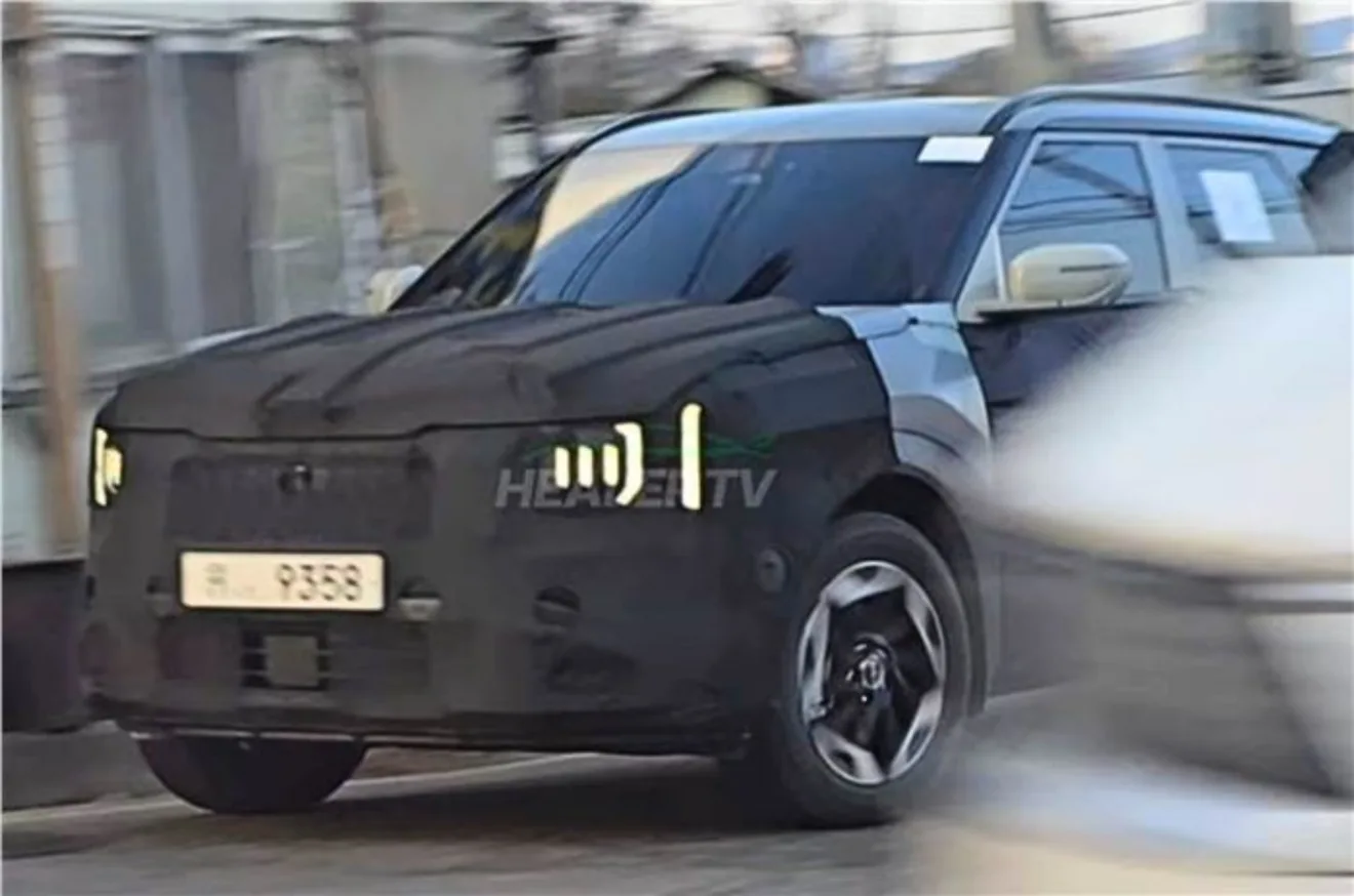 Novo Kia Seltos com camuflagem preta, faróis e DRL's acesos e visto de frente