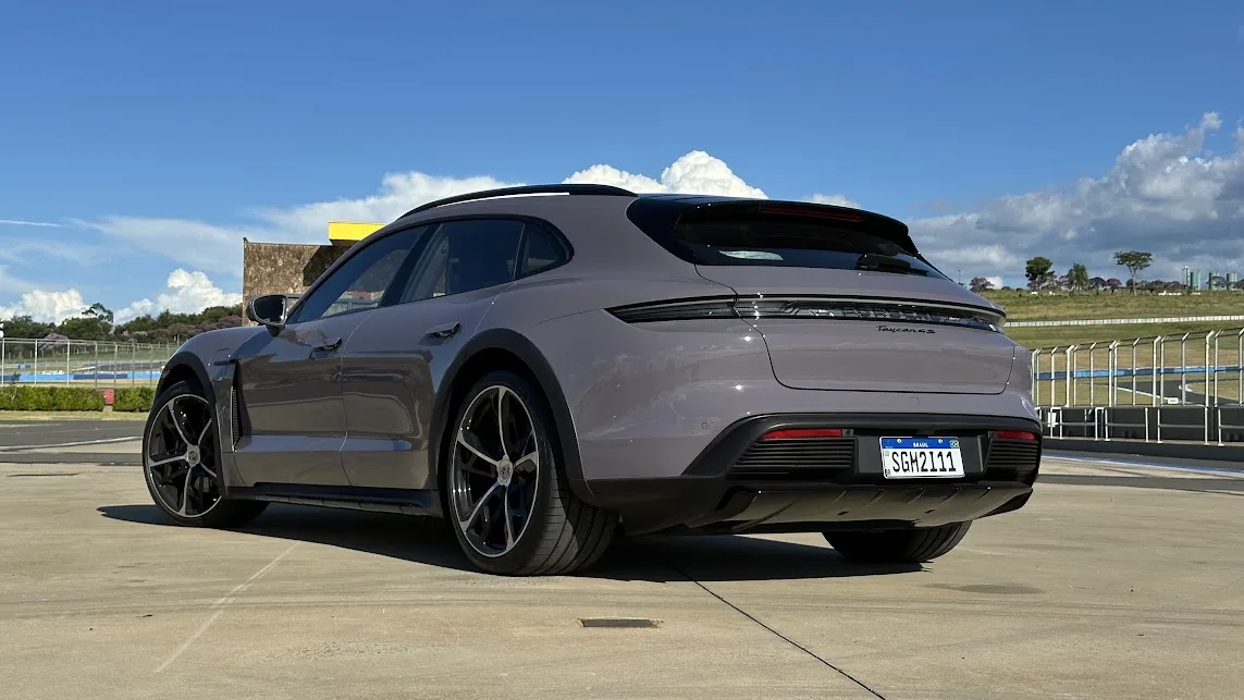 Porsche Taycan Cross Turismo 4S rosa estacionado de traseira