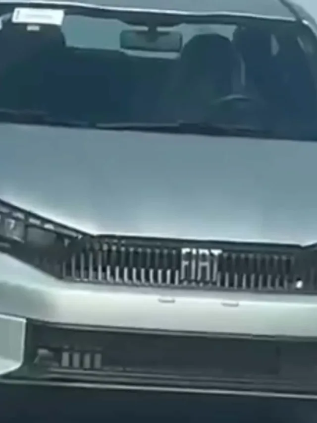 Fiat Cronos reestilizado prata com detalhes pretos e visto de frente