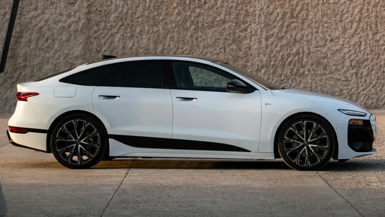 Vista lateral do Audi A6 Sportback e-Tron branco com detalhes pretos