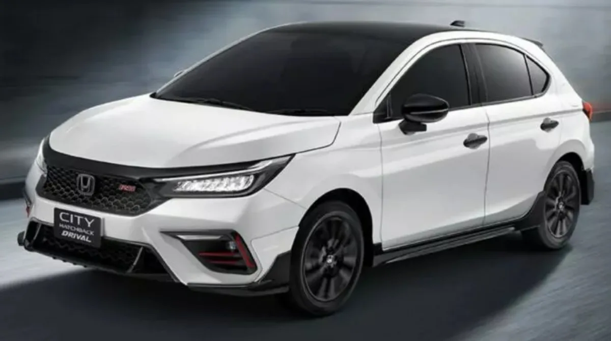 Honda City hatch Drival branco com detalhes pretos, faróis acesos, visto de frente e com fundo cinza