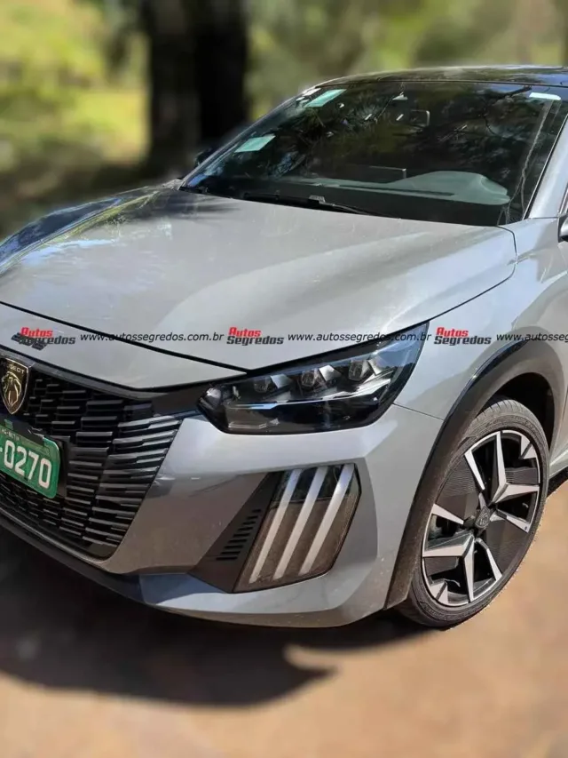 Peugeot 208 Hybrid cinza parado de frente