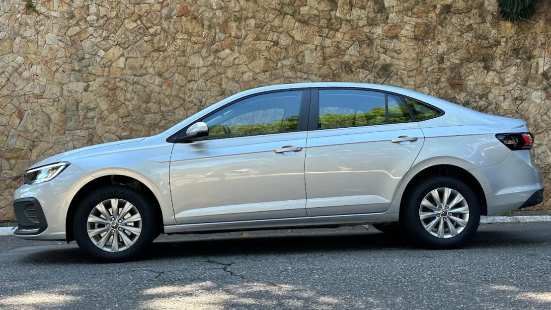 Volkswagen Virtus 170 TSI prata estacionado de lateral