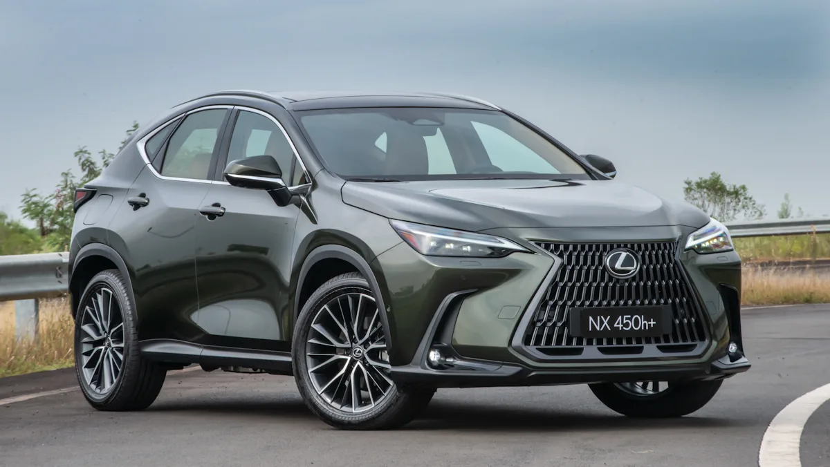 Lexus NX450h+ verde de frente em um fundo genérico