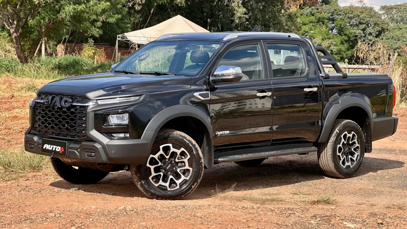 JAC Hunter preta de lado em uma construção