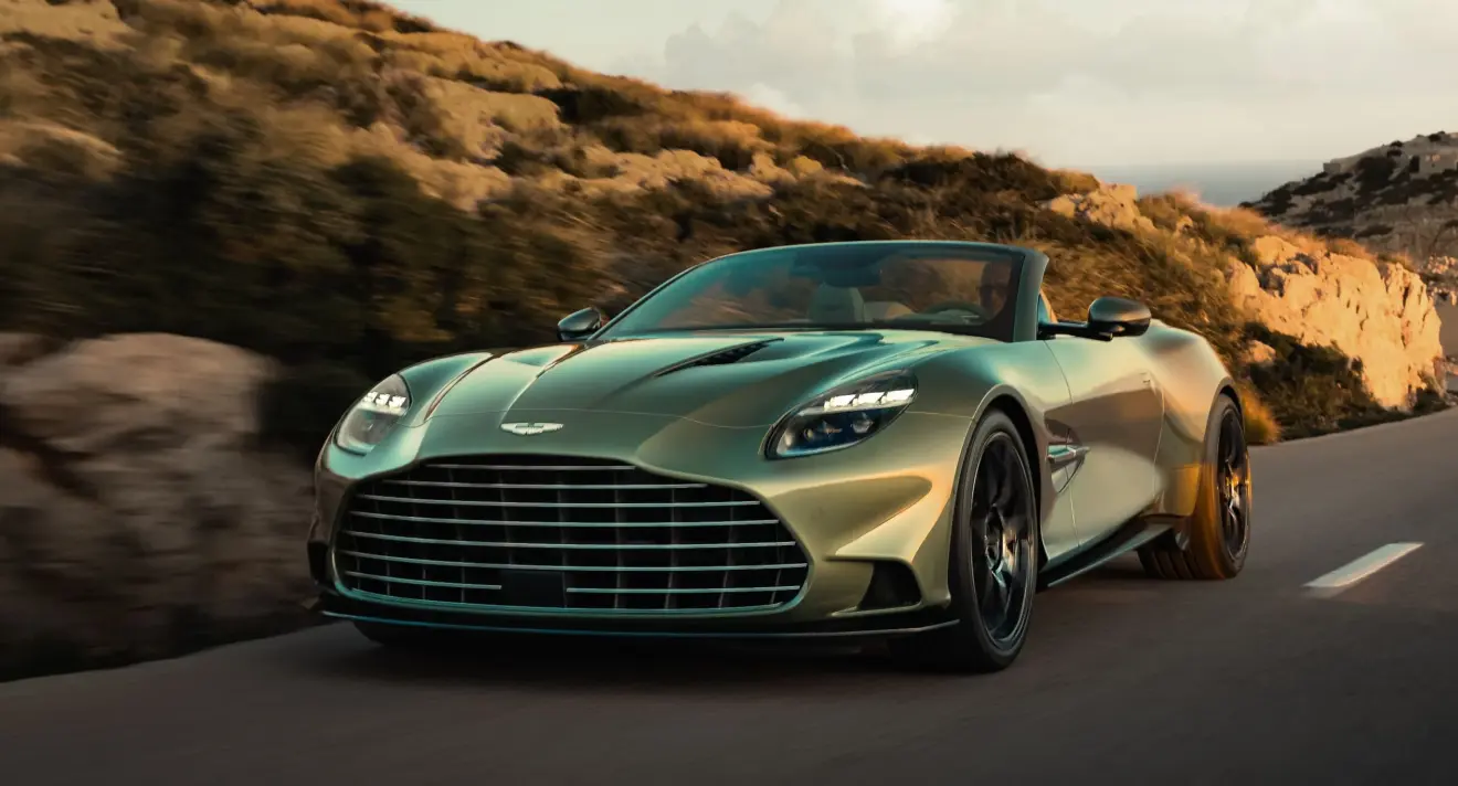 Aston Martin Vanquish Volante de frente andando na estrada