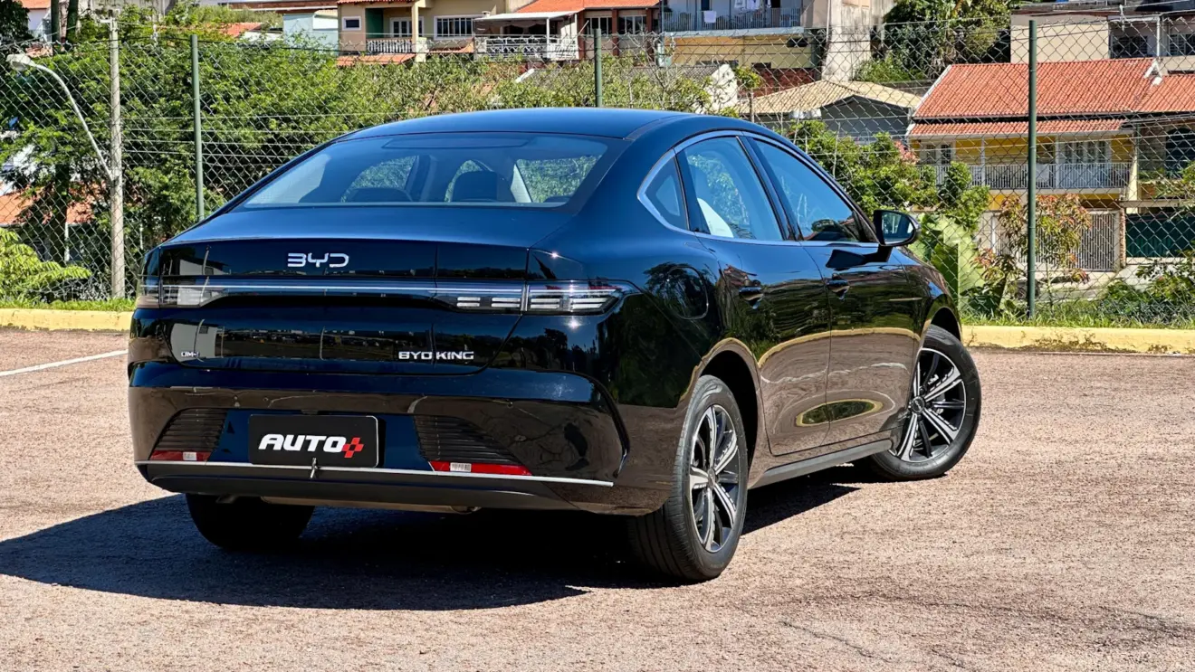 BYD King GS preto de traseira em um estacionamento