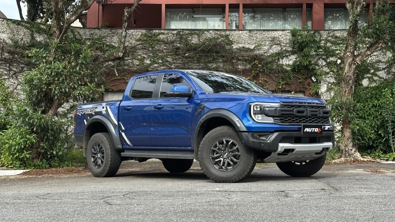 Ford Ranger Raptor azul parada de frente é um dos carros mais insanos à venda no Brasil