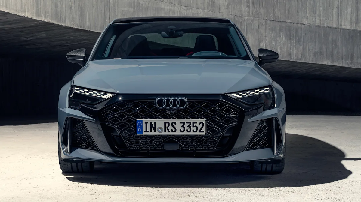 Audi RS 3 cinza de frente